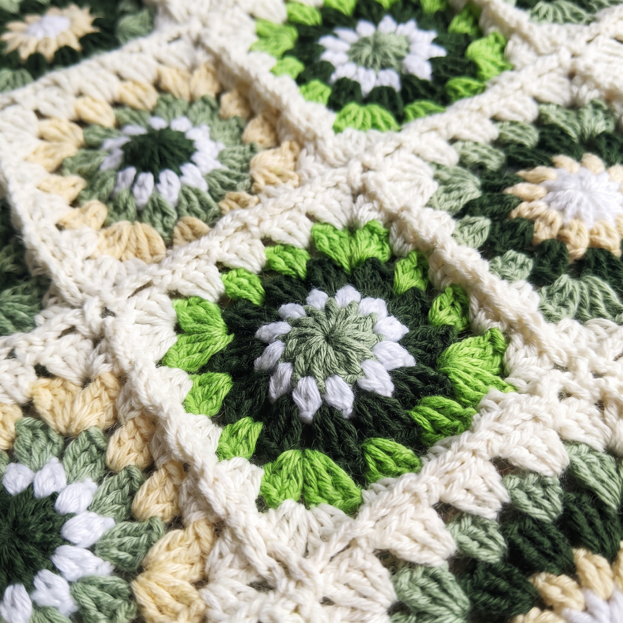Ivory crochet green daisy granny square tote bag - macro puff stitch daisy detail